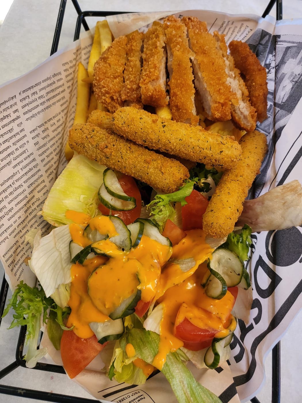 Kanakori mozzarellatikuilla ja salaatilla