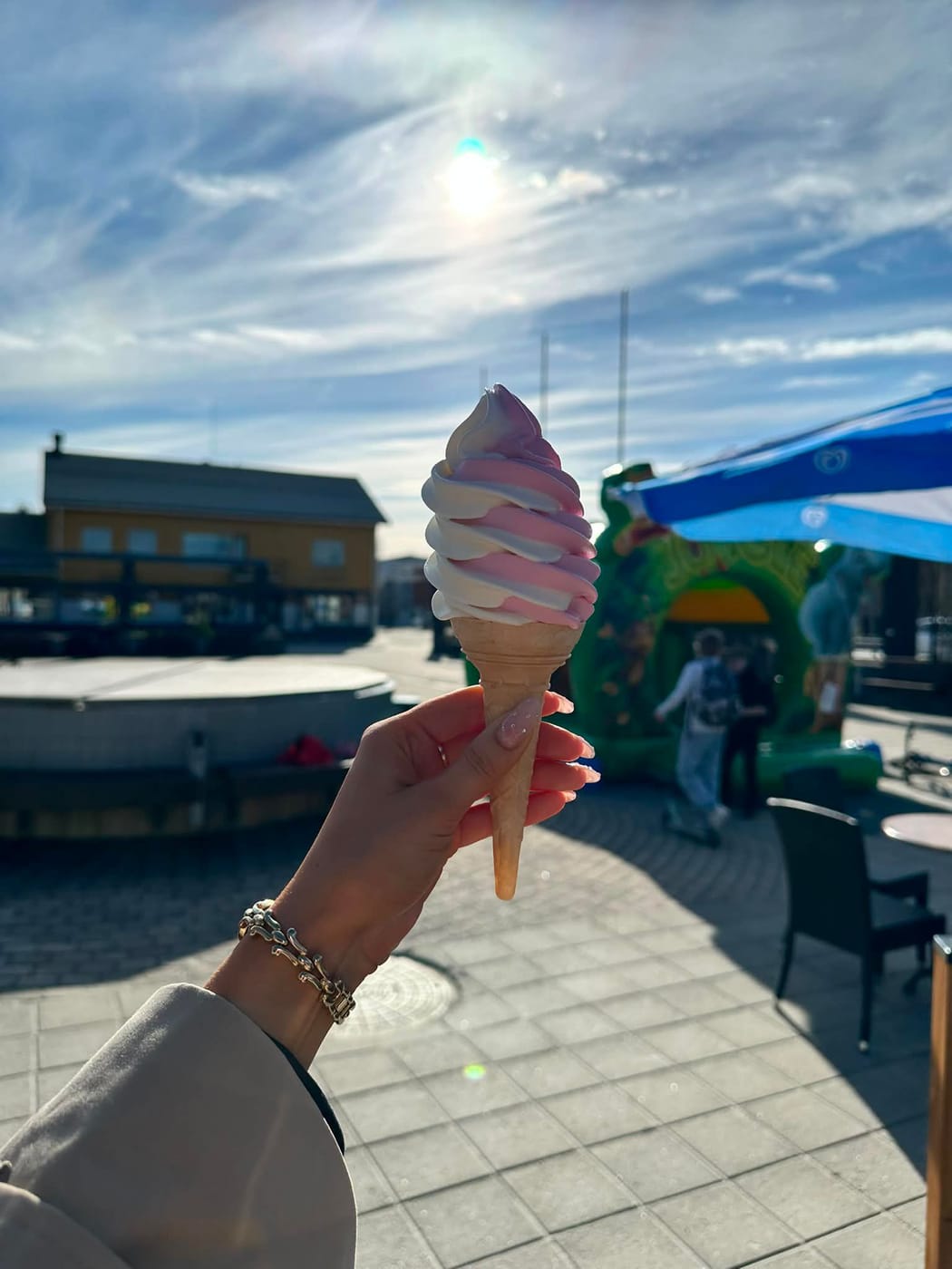 Pehmis Kuusamo Plazan torilla, taustalla pomppulinna